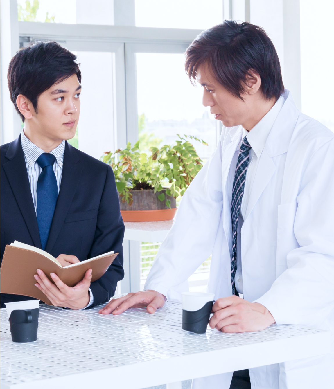 医師と会話する男性